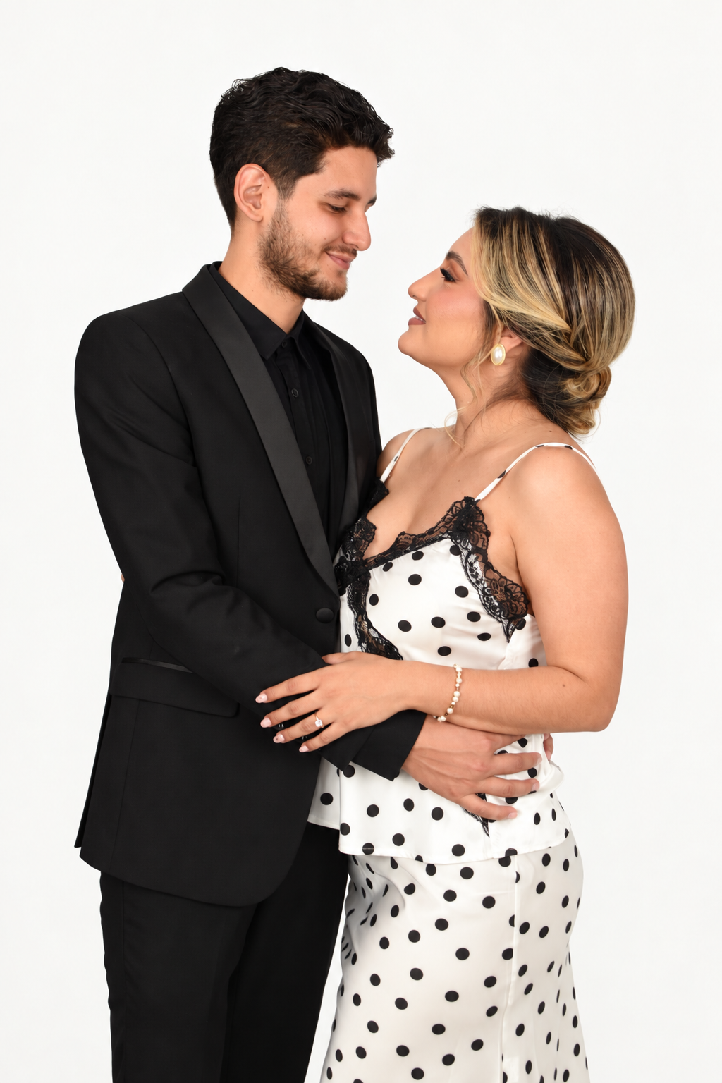 Nely y Luis mirándose