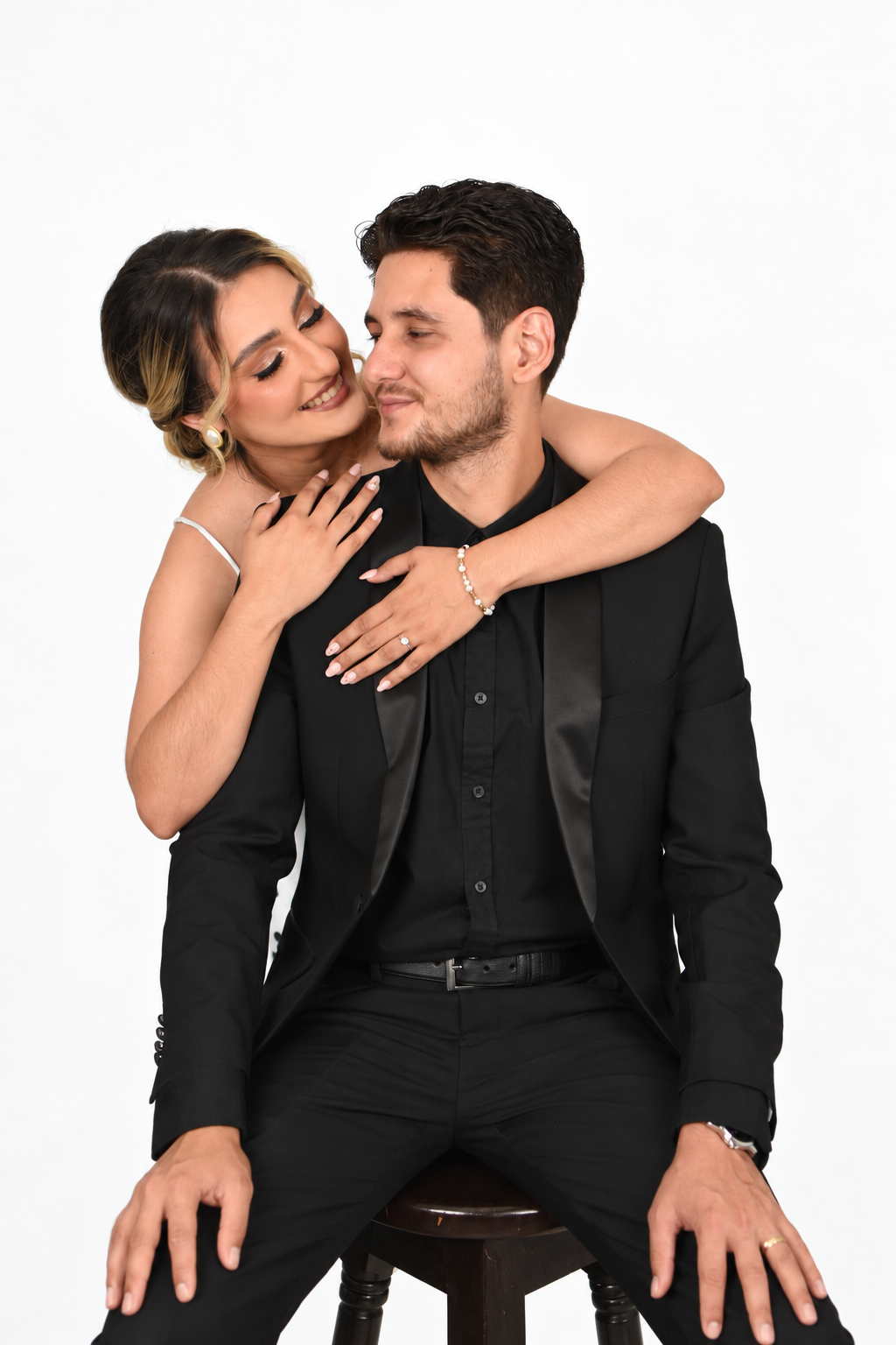 Nely y Luis sentados y abrazados
